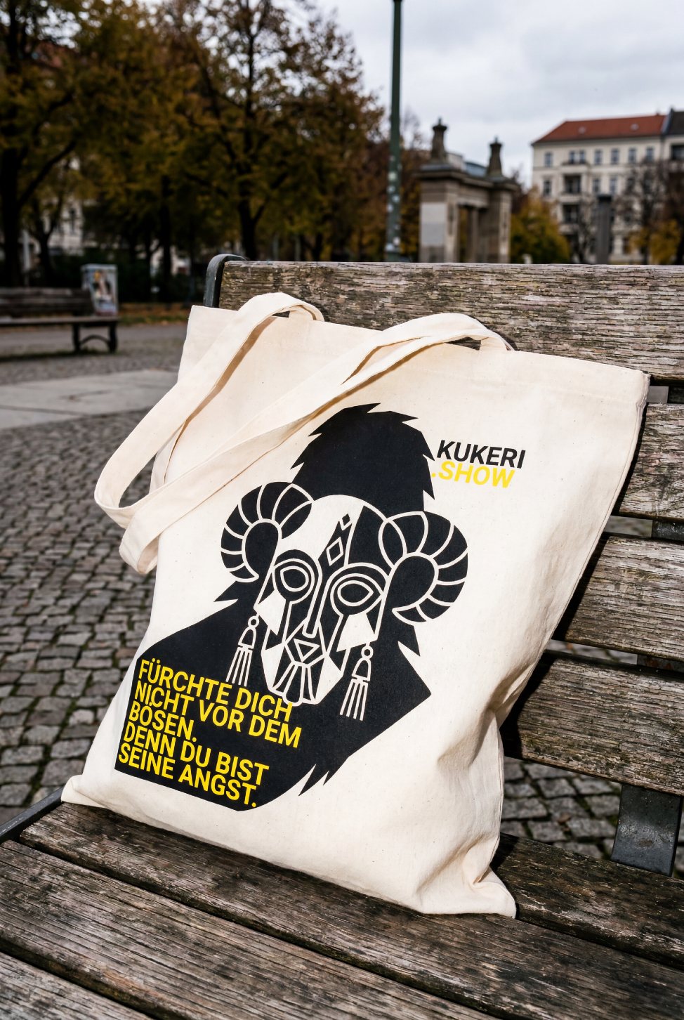 The tote bag with the mask and the proverb