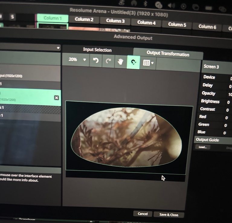 The laptop during set-up: in Resolume the picture is cut to the shape of the half dome